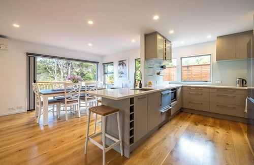 Ostend Casa | 2 minute drive to the beach, 3 minute walk to the pool, spa at the property