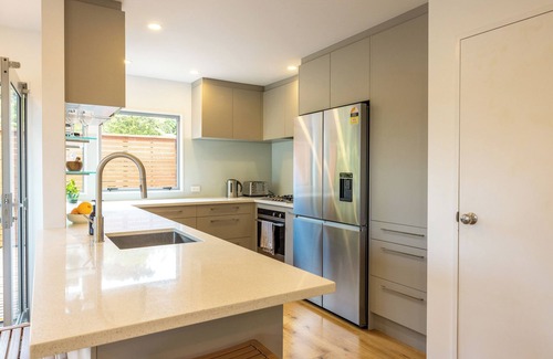 Ostend Casa | 2 minute drive to the beach, 3 minute walk to the pool, spa at the property