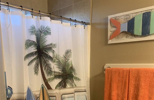 Corpus Christi Casa | 2 MINUTE DRIVE TO THE BEACH. End unit overlooking the Gulf and pool.