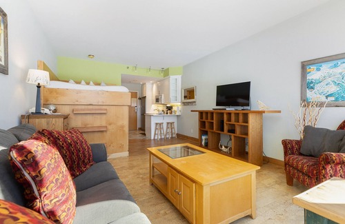 Mountain House Condominio | 2 Minute Walk to the Lifts/Spacious Studio/Shared Hot Tub