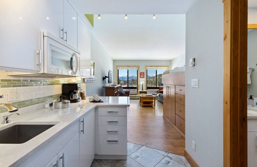 Mountain House Condominio | 2 Minute Walk to the Lifts/Spacious Studio/Shared Hot Tub