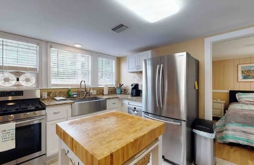 Saint Simons Island Cabaña | 2 Minute Walk to Beach, Pet Friendly, Hot Tub, Convenient Private Parking