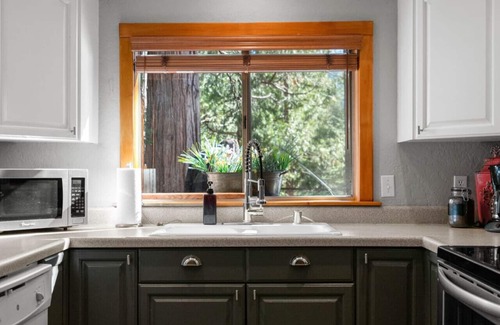 Idyllwild Cabina | 2 Minutes Away from Town with LARGE PRIVATE DECK!