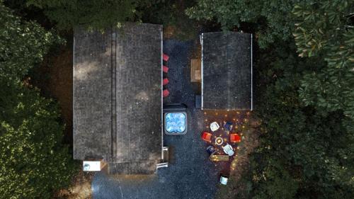 New Market Casa | 2 Modern Cabins Hot Tub, Fire Pit, Grill, & Wifi