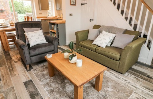 Knott End-on-Sea Cabaña | 2 MORTON COTTAGES, pet friendly, with open fire in Garstang