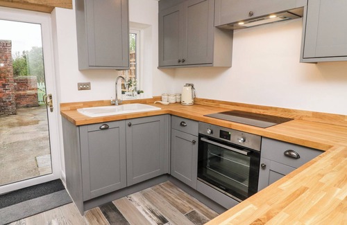 Knott End-on-Sea Cabaña | 2 MORTON COTTAGES, pet friendly, with open fire in Garstang