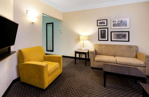 Superstition Springs Casa | 2 N/S King Bed One-Bedroom w/ Pool View at La Quinta Inn & Stes by Wyndham Mesa