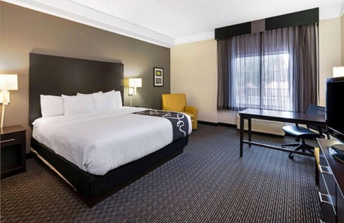 Superstition Springs Casa | 2 N/S King Bed One-Bedroom w/ Pool View at La Quinta Inn & Stes by Wyndham Mesa