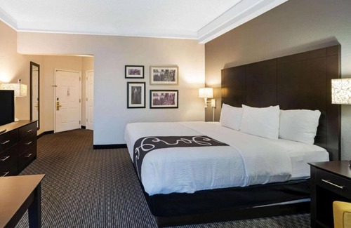 Superstition Springs Casa | 2 N/S King Bed One-Bedroom w/ Pool View at La Quinta Inn & Stes by Wyndham Mesa