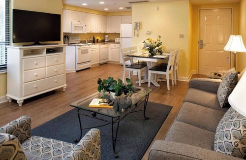 Hilton Head Complejo | 2 Ocean-Inspired 1BR with Pool, Kitchen, Balcony and Walkable to Sun & Smoothies