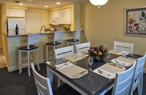 Hilton Head Complejo | 2 Ocean-Inspired 1BR with Pool, Kitchen, Balcony and Walkable to Sun & Smoothies