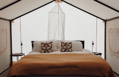 Canoncito Alquiler De RV | 2 Person Glamping tent with one King Bed @ Field Trip NM .