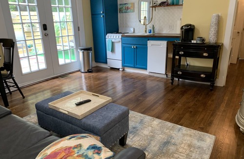 Flat Rock Apartamento | 2 Person Hot Tub on Private Deck, 2 mi to DT Hendersonville/Flat Rock, King Bed