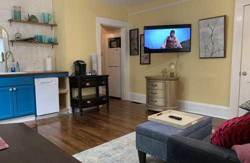 Flat Rock Apartamento | 2 Person Hot Tub on Private Deck, 2 mi to DT Hendersonville/Flat Rock, King Bed