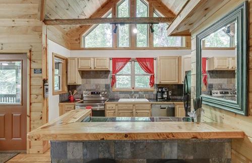 Helen Casa | 2 Person Jacuzzi Spa w Creekside Firepit