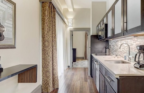 Downtown Baltimore Hotel | 2 Pet-Friendly Suites w/ Kitchen for Extended Stays – Central Location