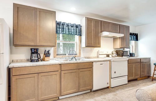 Laurium Cabina | 2 Ponds & Trail Access: Peaceful Cabin in Calumet!