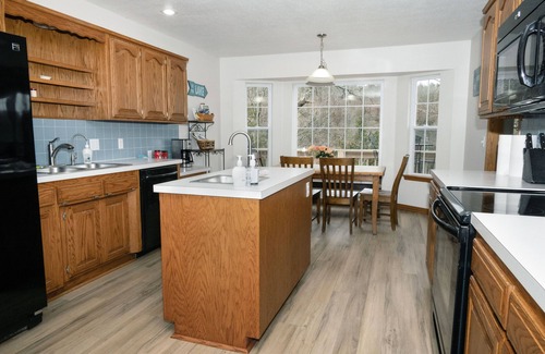 Sylvan Shores Casa | 2 Master Suites! 4. 5BR Beaver Lakefront, vista al lago con muelle privado.