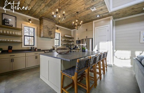 Broken Bow Cabina | 2 Private Heated Pools | Games | Sleeps 48!