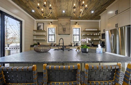 Broken Bow Cabina | 2 Private Heated Pools | Games | Sleeps 48!