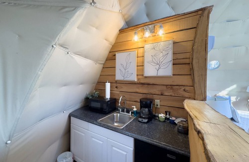 Sutton Apartamento | 2 queen Bed and Full Bath Glamping Dome on the River!