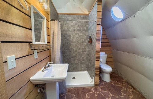 Sutton Apartamento | 2 queen Bed and Full Bath Glamping Dome on the River!