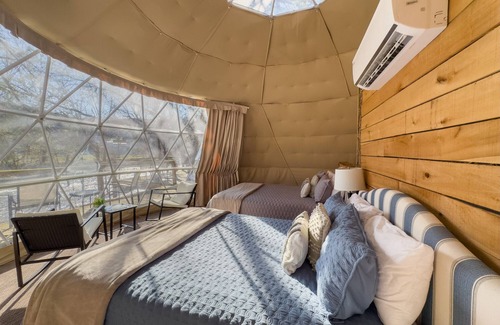 Sutton Apartamento | 2 queen Bed and Full Bath Glamping Dome on the River!