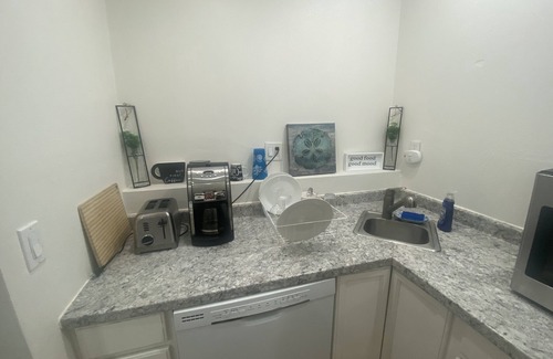 Sawtelle Cabaña | 2 camas Queen / 1 baño, Back House, ESTUDIO AMUEBLADO, Kitchenette, W / D, Patio / BBQ
