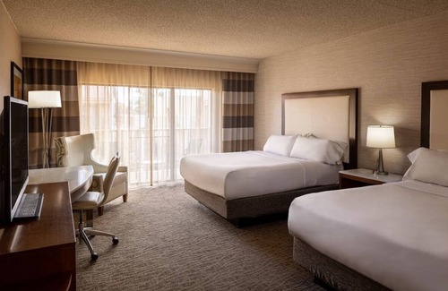 Downtown Complejo | 2 Queen Beds & Gorgeous Sunset Views! Pet Friendly, Free Parking!