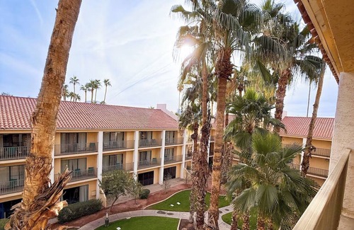Downtown Complejo | 2 Queen Beds & Gorgeous Sunset Views! Pet Friendly, Free Parking!