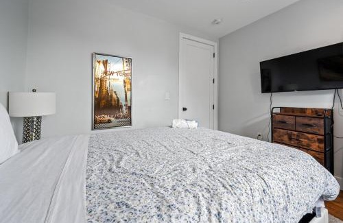 Jersey City Apartamento | 2 Queen Beds, TV's in Bedroom, Path to Manhattan