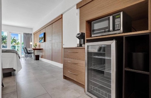 Galt Mile Hotel | 2 Queen Unit w/Balcony at The Garden Hotel | Perfect Spot for Beach Lovers