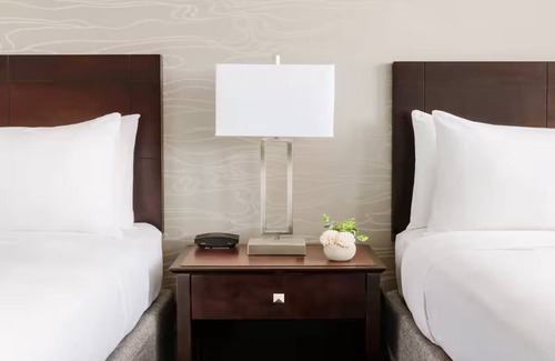 Phoenix Hotel | 2 Queens at Crowne Plaza Phoenix Airport with Pool & Free Shuttle Service