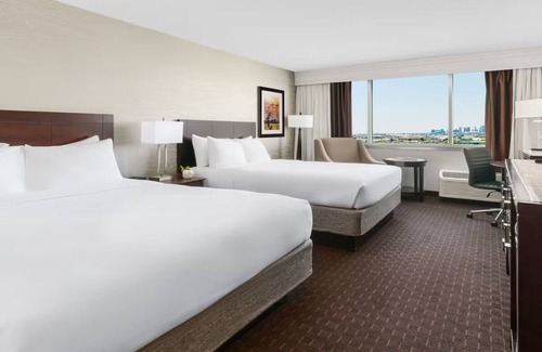 Phoenix Hotel | 2 Queens at Crowne Plaza Phoenix Airport with Pool & Free Shuttle Service