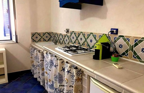 Capo d'Orlando Apartamento | Apartamento de un dormitorio de estilo eólico con gran terraza con vistas al mar.