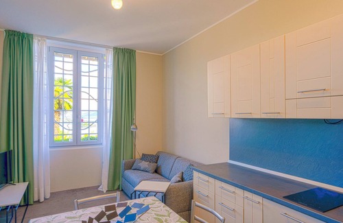 Carciano Apartamento | Magnífico apartamento en una prestigiosa villa de estilo Art Nouveau con piscina y espectaculares vistas al lago