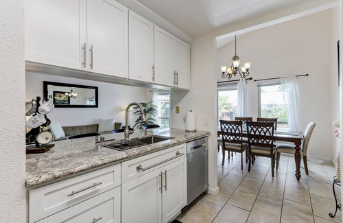 Sacramento Casa | #2 - Room in a beautiful house with pool