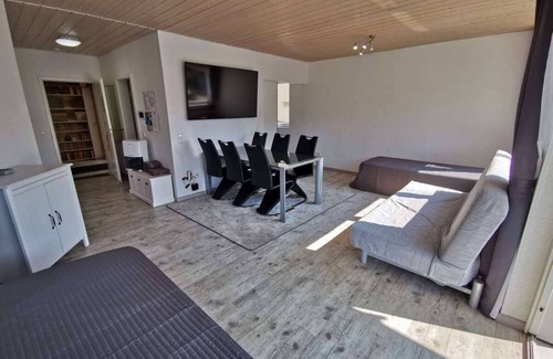 Busenbach Apartamento | 2 Room Kitchen 65"smart SAT-TV Prime Washer-Dryer Balcony Parking for 4+2 Guests