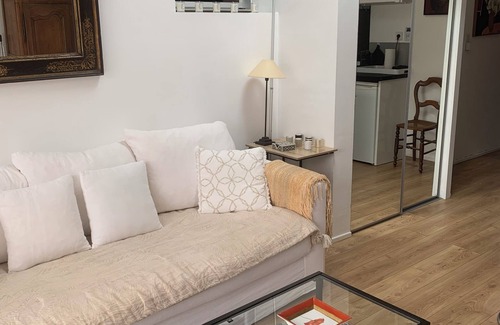 Gradignan Cama Y Desayuno | 2 rooms on garden level with direct access to garden, swimming pool and barbecue