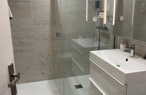 Gradignan Cama Y Desayuno | 2 rooms on garden level with direct access to garden, swimming pool and barbecue