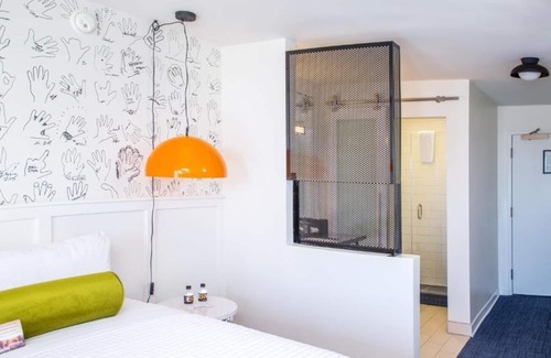 Venice Hotel | 2 Rooms w/ Balcony | Kitchen | Rooftop Lounge | Free Breakfast