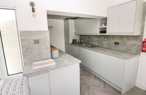 Horton Cabaña | 2 SALT COTTAGE, pet friendly, character holiday cottage in Port Eynon