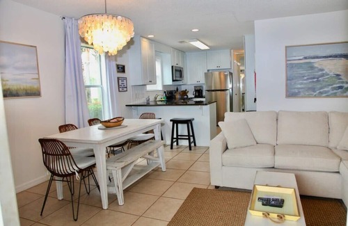 Seagrove Beach Condominio | 2 Seasonally Heated Pools! 4 Bikes! Tennis Courts! 2-Minute Walk to the Beach!