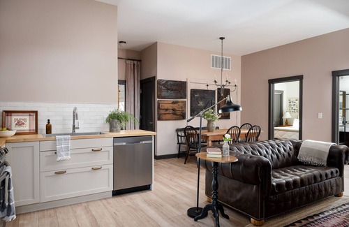 Nashville Apartamento | 2-South: Cozy 2BR in Downtown Nashville, IN w/ Rooftop Patio