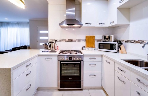 South Perth Casa | 2 South Perth Family Gem for 6 Parking 3BRM, walk to foreshore