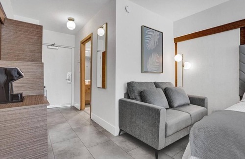 Galt Mile Hotel | 2 Spacious Resort Two Queen Units with Balcony in The Garden Hotel