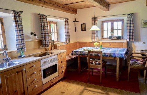 Hebertsfelden Apartamento | 2-stöckiges Ferienhaus mit 4 Schlafzimmern und großer Südterrasse