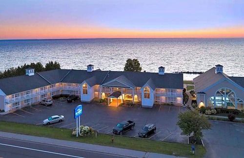 St Ignace Hotel | Hotel de 2 estrellas ∙ Baymont by Wyndham St. Ignace Lakefront