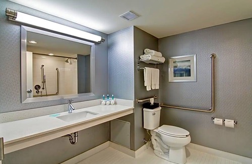 Durham Region Hotel | Hotel de 2 estrellas ∙ Holiday Inn Express & Suites Oshawa Downtown - Toronto Area, an IHG Hotel