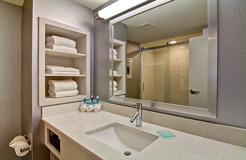 Durham Region Hotel | Hotel de 2 estrellas ∙ Holiday Inn Express & Suites Oshawa Downtown - Toronto Area, an IHG Hotel